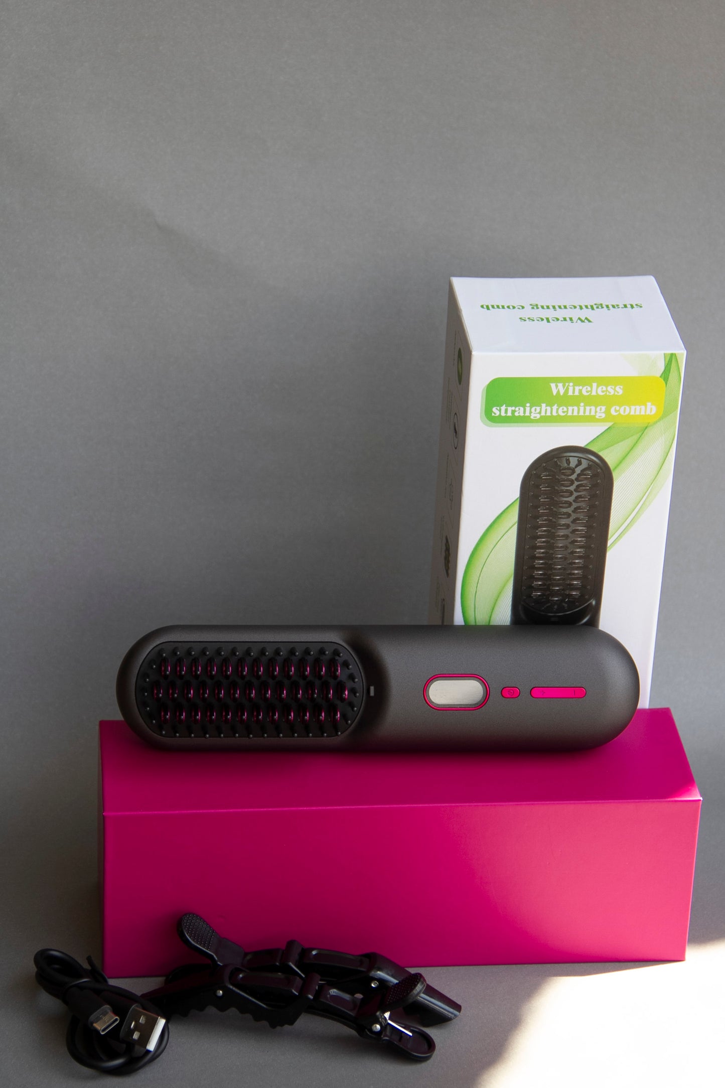 Alisa y suaviza tu cabello rápidamente gracias a sus 3 configuraciones de temperatura.
Ideal para cabello fino, grueso y también para alisar la barba.
Cepillo alisador con carga USB – Perfecto para llevar en viajes o para el día a día.
Cepillo alisador de tecnología iónica para mantener tu cabello liso y brillante sin frizz.
Control de temperatura ajustable hasta 230°C para un peinado personalizado.
Cepillo alisador profesional con pantalla LCD y función anti-frizz para un acabado perfecto.